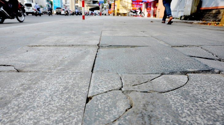 Vỉa hè Hà Nội ngổn ngang “thay áo” mới có độ bền 70 năm ảnh 16