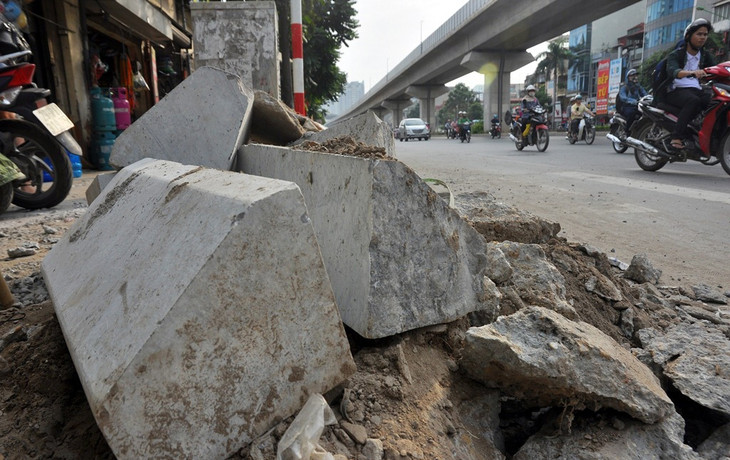 Vỉa hè Hà Nội ngổn ngang “thay áo” mới có độ bền 70 năm ảnh 8