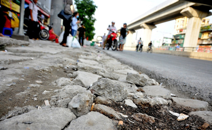 Vỉa hè Hà Nội ngổn ngang “thay áo” mới có độ bền 70 năm ảnh 14