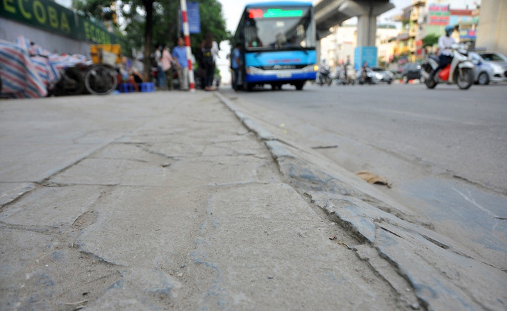 Vỉa hè Hà Nội ngổn ngang “thay áo” mới có độ bền 70 năm ảnh 17