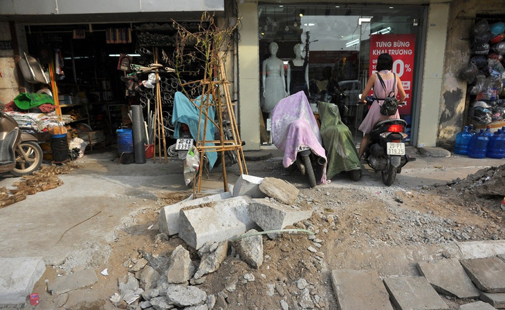 Vỉa hè Hà Nội ngổn ngang “thay áo” mới có độ bền 70 năm ảnh 10