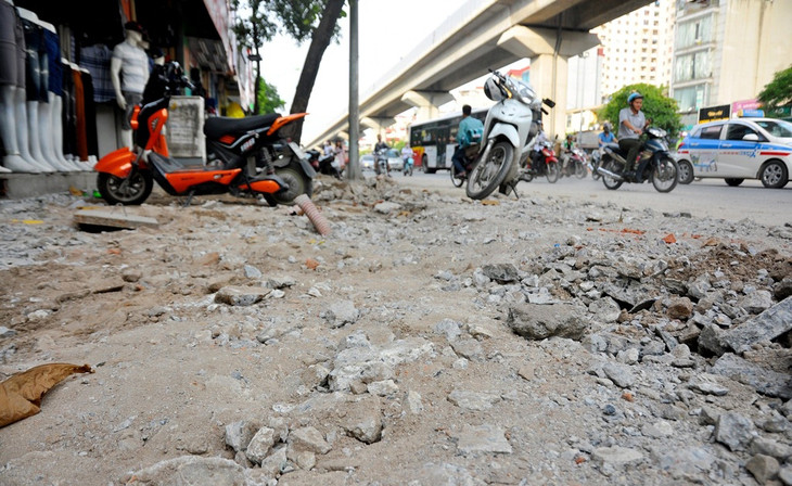 Vỉa hè Hà Nội ngổn ngang “thay áo” mới có độ bền 70 năm ảnh 6