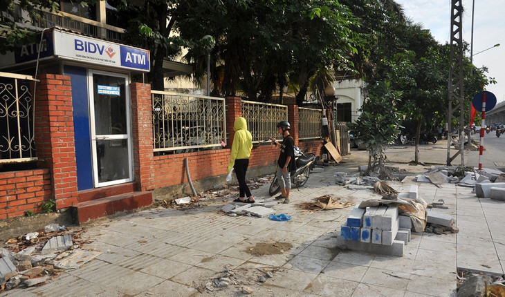 Vỉa hè Hà Nội ngổn ngang “thay áo” mới có độ bền 70 năm ảnh 12