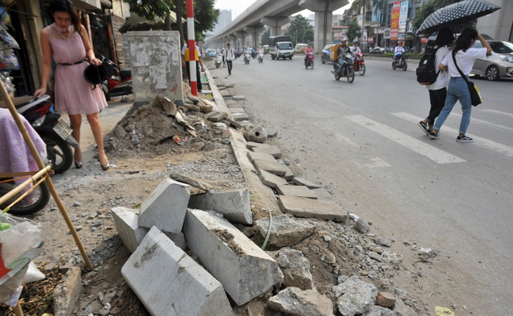 Vỉa hè Hà Nội ngổn ngang “thay áo” mới có độ bền 70 năm ảnh 7