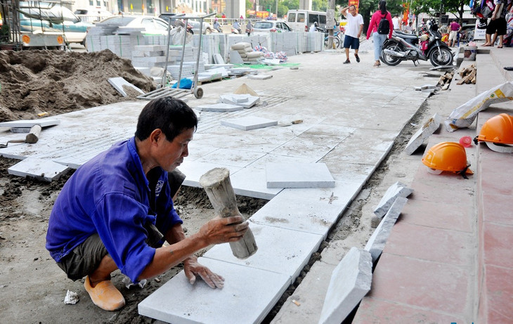 Vỉa hè Hà Nội ngổn ngang “thay áo” mới có độ bền 70 năm ảnh 5