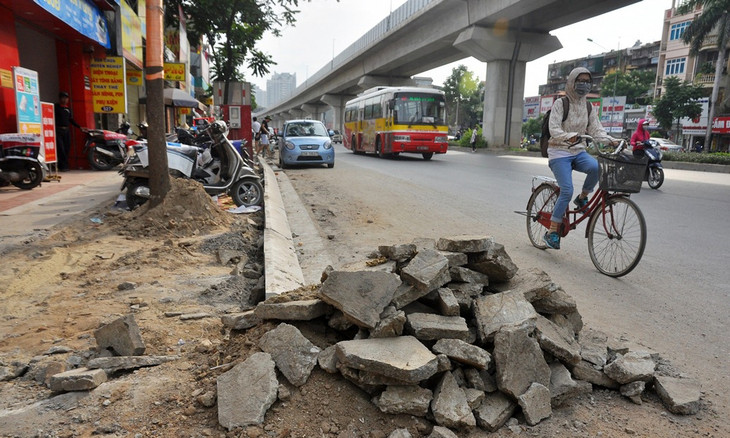 Vỉa hè Hà Nội ngổn ngang “thay áo” mới có độ bền 70 năm ảnh 9
