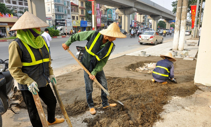 Vỉa hè Hà Nội ngổn ngang “thay áo” mới có độ bền 70 năm ảnh 3