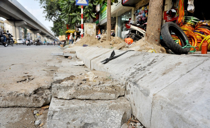 Vỉa hè Hà Nội ngổn ngang “thay áo” mới có độ bền 70 năm ảnh 11