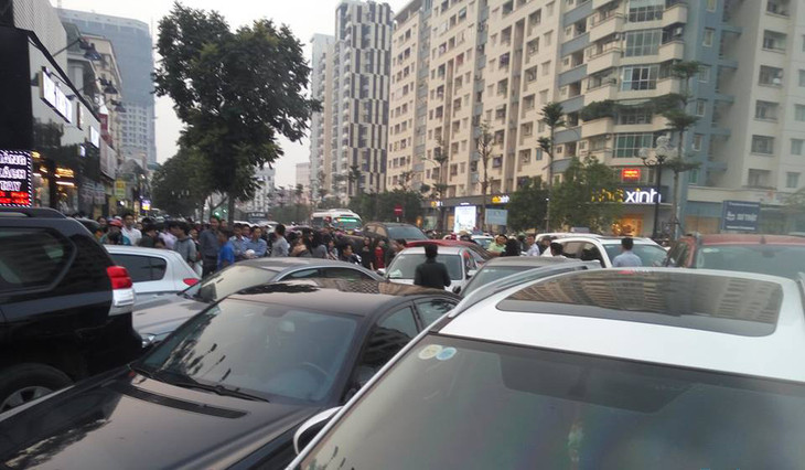 Cư dân Home City xếp hàng trước cổng 177 Trung Kính phản đối chủ đầu tư ảnh 3