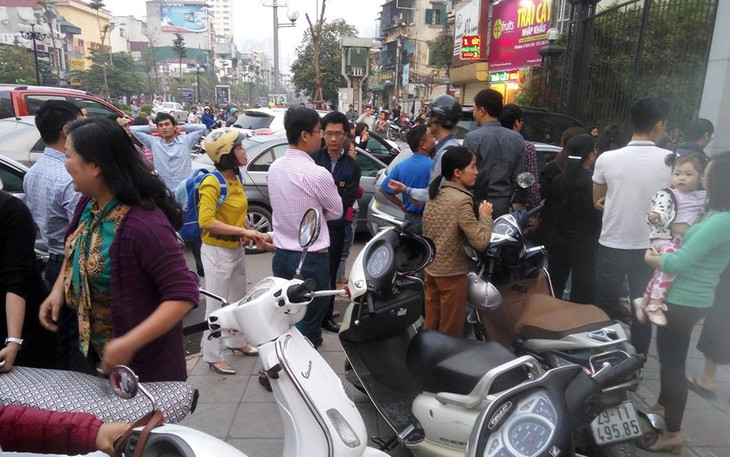 Cư dân Home City xếp hàng trước cổng 177 Trung Kính phản đối chủ đầu tư ảnh 5