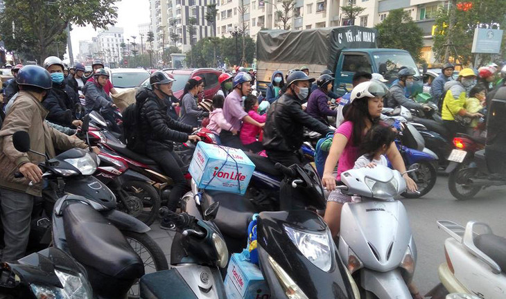 Cư dân Home City xếp hàng trước cổng 177 Trung Kính phản đối chủ đầu tư ảnh 4