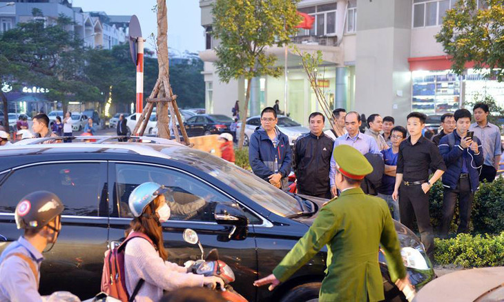 Cư dân Home City xếp hàng trước cổng 177 Trung Kính phản đối chủ đầu tư ảnh 9