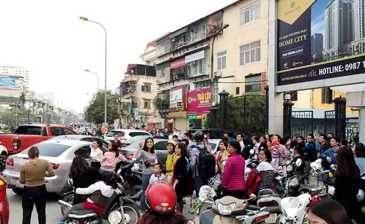 Cư dân Home City xếp hàng trước cổng 177 Trung Kính phản đối chủ đầu tư ảnh 6