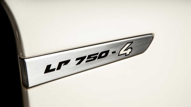 Lamborghini Veneno Roadster được đấu giá 8,3 triệu USD ảnh 9