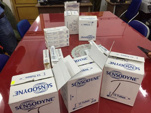 Tạm giữ “hàng loạt” sản phẩm nghi giả thương hiệu Lacoste, Uniqlo, The North Face ảnh 9