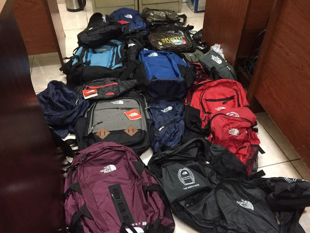 Tạm giữ “hàng loạt” sản phẩm nghi giả thương hiệu Lacoste, Uniqlo, The North Face ảnh 5