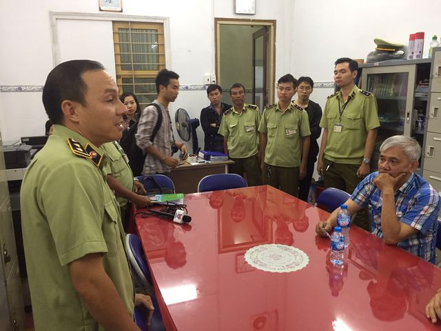 Tạm giữ “hàng loạt” sản phẩm nghi giả thương hiệu Lacoste, Uniqlo, The North Face ảnh 2