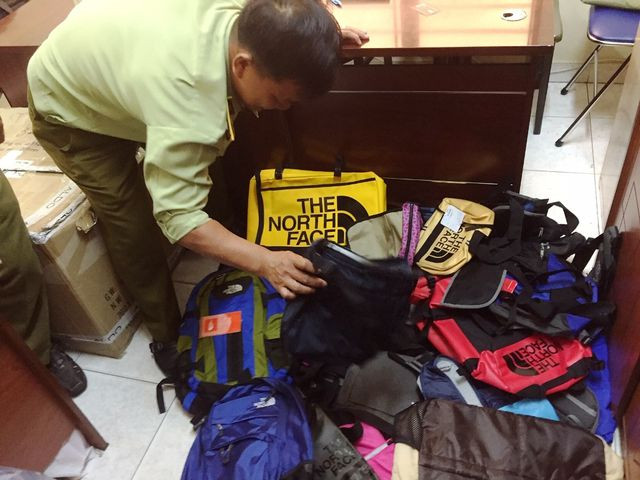 Tạm giữ “hàng loạt” sản phẩm nghi giả thương hiệu Lacoste, Uniqlo, The North Face ảnh 1