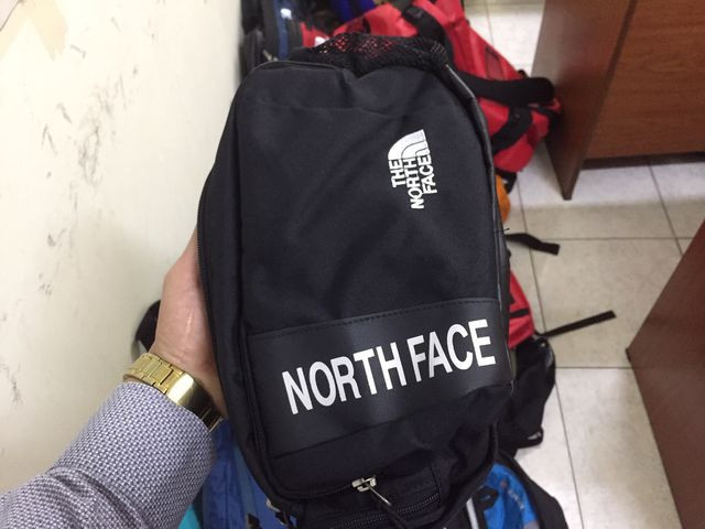 Tạm giữ “hàng loạt” sản phẩm nghi giả thương hiệu Lacoste, Uniqlo, The North Face ảnh 4