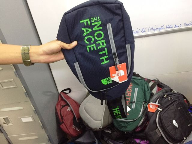 Tạm giữ “hàng loạt” sản phẩm nghi giả thương hiệu Lacoste, Uniqlo, The North Face ảnh 7