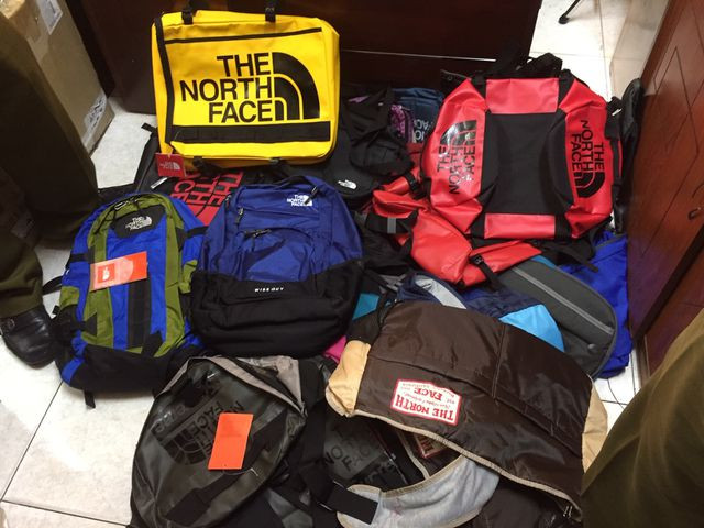 Tạm giữ “hàng loạt” sản phẩm nghi giả thương hiệu Lacoste, Uniqlo, The North Face ảnh 3