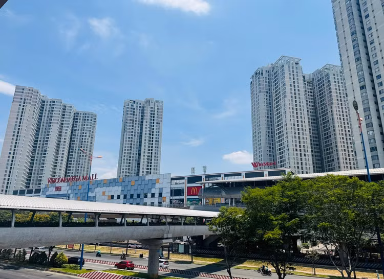 Hiệp hội cho rằng cách tính hiện nay phù hợp hơn với các dự án cao cấp hoặc nhóm khách hàng thu nhập cao, nhưng chưa sát với nhu cầu thực tế của thị trường nhà ở đô thị. Ảnh: Gia An