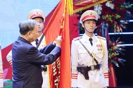 Tổng Bí thư Tô Lâm thay mặt Đảng và Nhà nước trao tặng Huân chương Độc lập hạng Nhất cho ngành Tài chính.