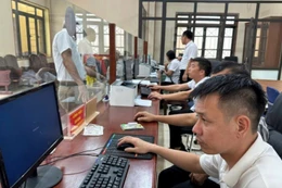 Cán bộ Trung tâm phục vụ hành chính công xã Nam Cường (tỉnh Hưng Yên) thực hiện thủ tục hành chính cho người dân. Ảnh: TTXVN