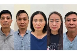 Ông Nguyễn Thanh Phong (ngoài cùng bên trái) và các bị can vừa bị khởi tố trong vụ án xảy ra ở Cục An toàn thực phẩm Bộ Y tế. Ảnh: Bộ Công an