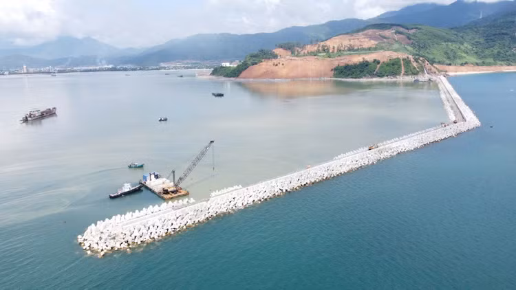 Đê chắn sóng cảng Liên Chiểu - phần cơ sở hạ tầng dùng chung đã hoàn thành thi công