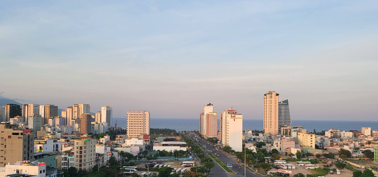 Đến cuối tháng 7 và tháng 8/2025 vừa qua, đợt “sốt nhẹ” nhưng tiếp tục đẩy giá đất ven biển Đà Nẵng tăng thêm khoảng 20% đến 100% (từ 100-350 triệu đồng/m2)