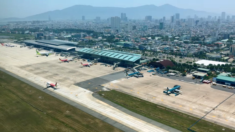 Máy bay trong sân đỗ tại cảng quốc nội và quốc tế cảng hàng không Đà Nẵng