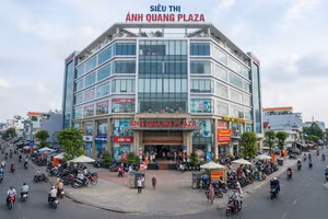 Đấu giá khoản nợ 225 tỷ đồng được bảo đảm bằng Siêu thị Ánh Quang Plaza. Ảnh minh họa tạo bởi AI