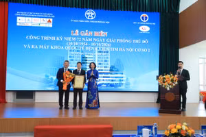 Bà Vũ Thu Hà - Thành ủy viên, Phó Chủ tịch UBND TP. Hà Nội trao quyết định công nhận công trình Bệnh viện Tim Hà Nội cơ sở 2 cho ông Trần Đình Cường - Giám đốc Ban Quản lý dự án đầu tư xây dựng công trình dân dụng thành phố Hà Nội và ông Nguyễn Sinh Hiền - Giám đốc Bệnh viện Tim Hà Nội. Ảnh: Hoàng Việt