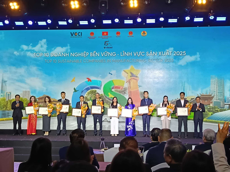 Traphaco lần thứ 8 vào Top 10 Doanh nghiệp Bền vững Việt Nam, nhận Giải Ngôi sao CSI