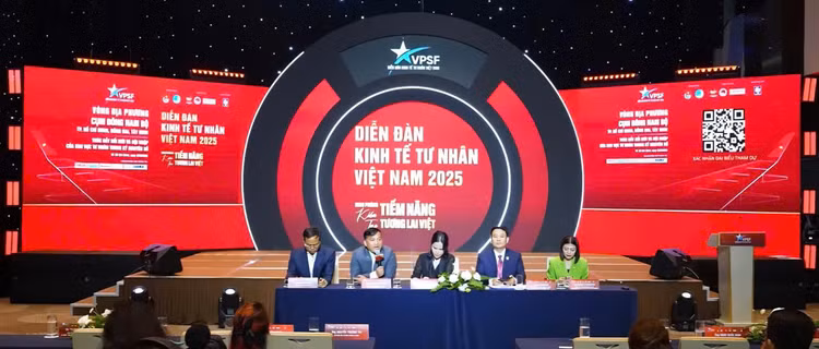 Trước thềm Diễn đàn, Vòng đối thoại địa phương VPSF 2025 đã được triển khai trong tháng 7 – 8/2025 nhằm lắng nghe tiếng nói của doanh nghiệp, xác định khó khăn, “điểm nghẽn” đặc thù của từng vùng miền, từ đó tổng hợp dữ liệu đầu vào cho Phiên đối thoại cấp Bộ, Phiên cấp cao với Lãnh đạo Chính phủ, Tuyên bố chung và Sách trắng Kinh tế tư nhân Việt Nam 2025.