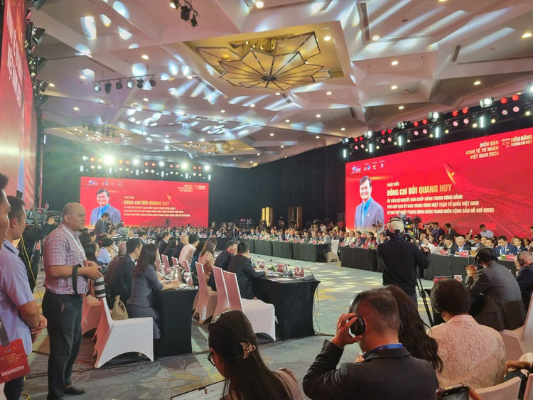 Quang cảnh diễn đàn