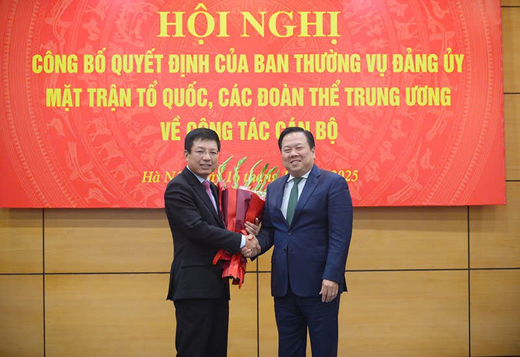 Đồng chí Hồ Sỹ Hùng nhận quyết định điều động, chỉ định Bí thư Đảng ủy VCCI nhiệm kỳ 2025-2030 của Ban Thường vụ Đảng ủy Mặt trận Tổ quốc, các đoàn thể Trung ương Ảnh: Quốc Tuấn