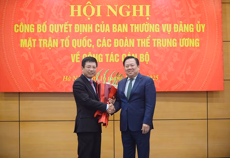 Đồng chí Hồ Sỹ Hùng nhận quyết định điều động, chỉ định Bí thư Đảng ủy VCCI nhiệm kỳ 2025-2030 của Ban Thường vụ Đảng ủy Mặt trận Tổ quốc, các đoàn thể Trung ương Ảnh: Quốc Tuấn