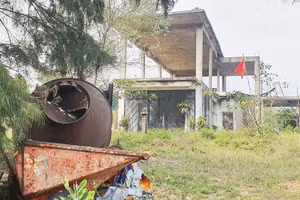 Một hạng mục thuộc công trình của Công ty CP Đông Dương Miền Trung tại khu đất thực hiện Dự án xây dựng Khu du lịch Resort tại phường Đồng Thuận bị bỏ hoang nhiều năm (ảnh internet)
