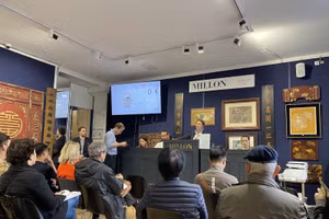 Một phiên bán đấu giá cổ vật, tác phẩm nghệ thuật của Việt Nam do Millon thực hiện. Ảnh TTXVN