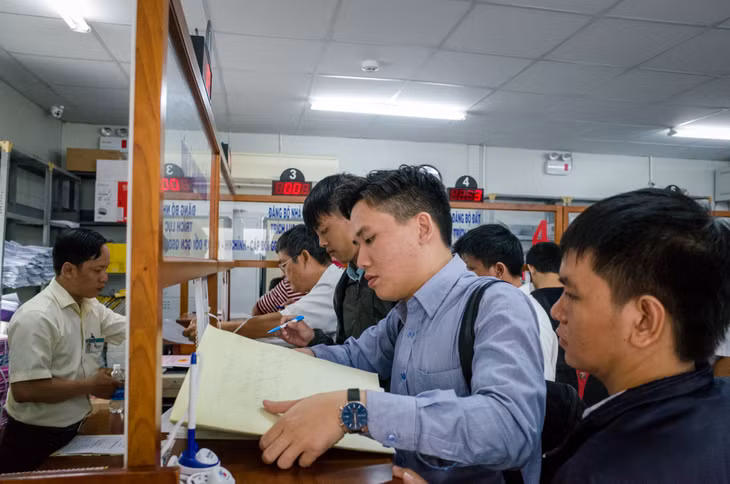 Người dân làm thủ tục nhà đất tại văn phòng tiếp nhận hồ sơ Người dân làm thủ tục nhà đất tại văn phòng tiếp nhận hồ sơ