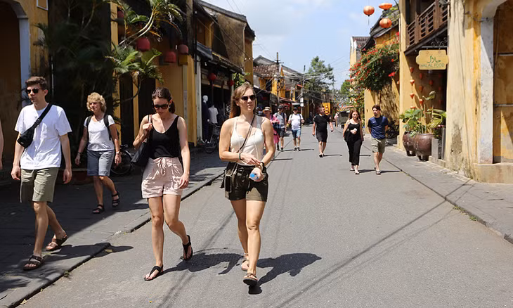 Du khách nước ngoài tham quan khu phố cổ Hội An