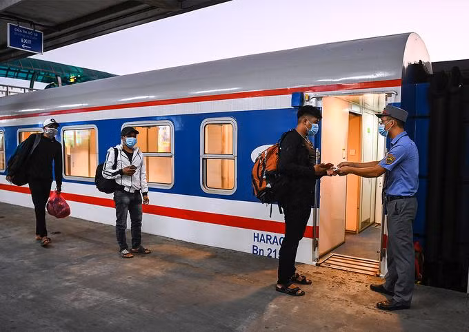 Hành khách đi tàu Thống Nhất tại ga Hà Nội