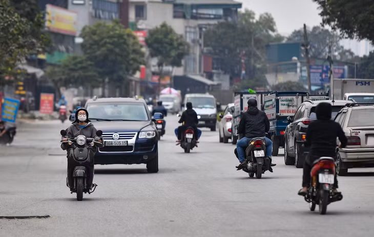 Tuy nhiên, tại đây chưa có hệ thống biển báo, vạch kẻ đường và phương án tổ chức giao thông. Xe cộ đi lại hỗn loạn. Nhiều ô tô đỗ ngay dưới lòng đường, sát dải phân cách. Ông Lê Minh (phường Định Công, Hoàng Mai) cho biết, những vụ va chạm tại đây xảy ra thường xuyên. "Về đêm, hàng loạt xe tải, xe hút bể phốt từ khắp nơi kéo về tập kết khiến chúng tôi không thể ngủ", ông nói.