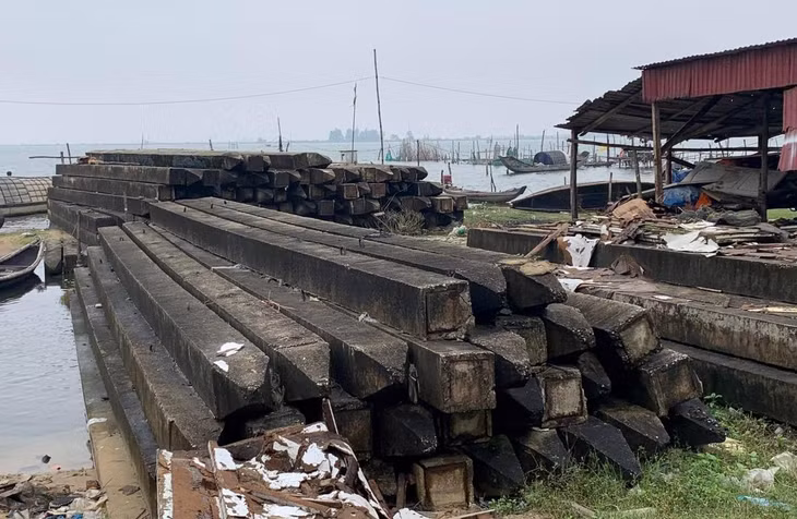 Vật liệu xây dựng nằm chỏng chơ, nhếch nhác ở khu vực Hòa Duân, xã Phú Thuận, huyện Phú Vang Vật liệu xây dựng nằm chỏng chơ, nhếch nhác ở khu vực Hòa Duân, xã Phú Thuận, huyện Phú Vang