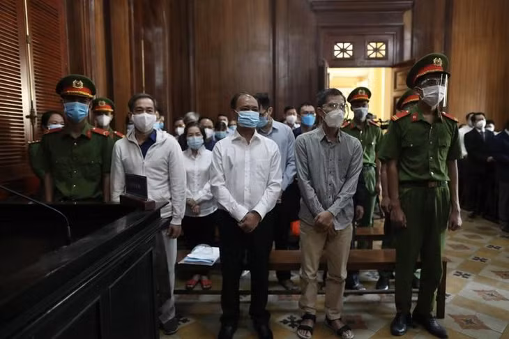 Các bị cáo nghe tòa tuyên án Các bị cáo nghe tòa tuyên án