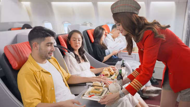 Hành khách được phục vụ thực đơn phong phú cùng những món ăn nóng tươi ngon, thực dưỡng. Hành khách được phục vụ thực đơn phong phú cùng những món ăn nóng tươi ngon, thực dưỡng.
