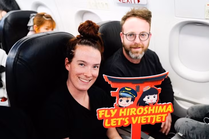 Hành khách hào hứng trên chuyến bay của Vietjet. Hành khách hào hứng trên chuyến bay của Vietjet.