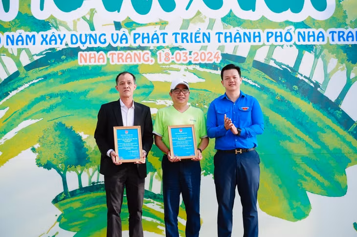 Lãnh đạo Tỉnh đoàn trao bảng chứng nhận đồng hành, đóng góp chương trình Vì một Việt Nam xanh cho lãnh đạo hai doanh nghiệp